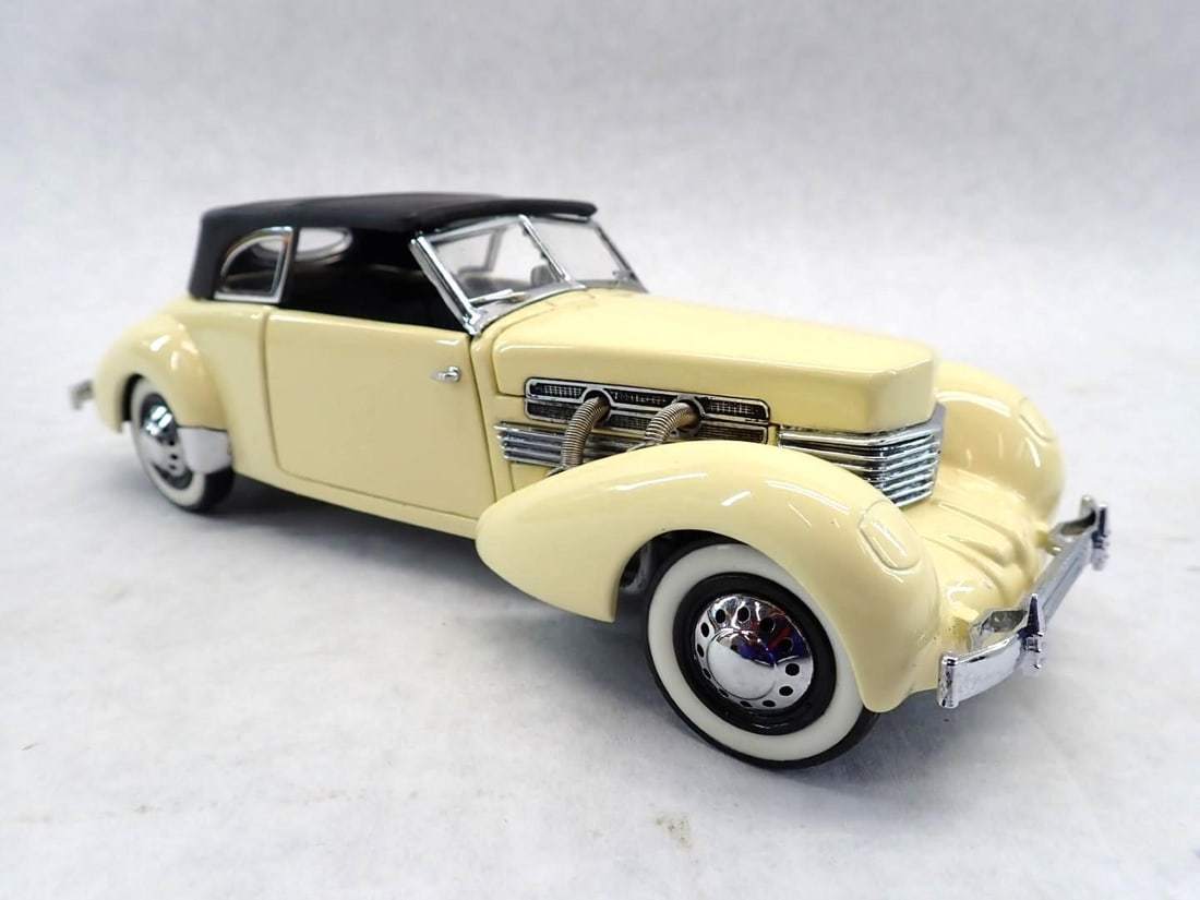 Franklin Mint 1927 Cord 812 Phaeton Coupe Diecast Car (1 of 5)