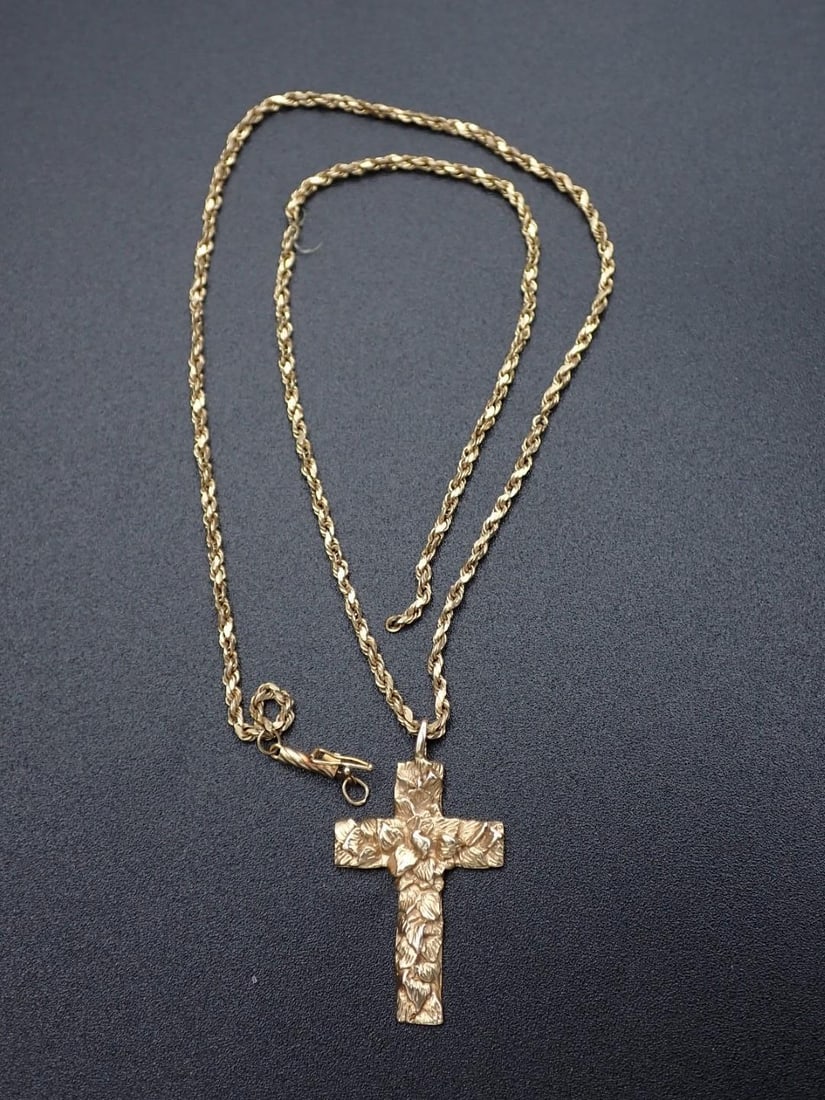 14K Yellow Gold Rope Necklace and Cross Pendant: 20" in length, the cross 1.5" in length, 9.7 grams, the chain need repair
