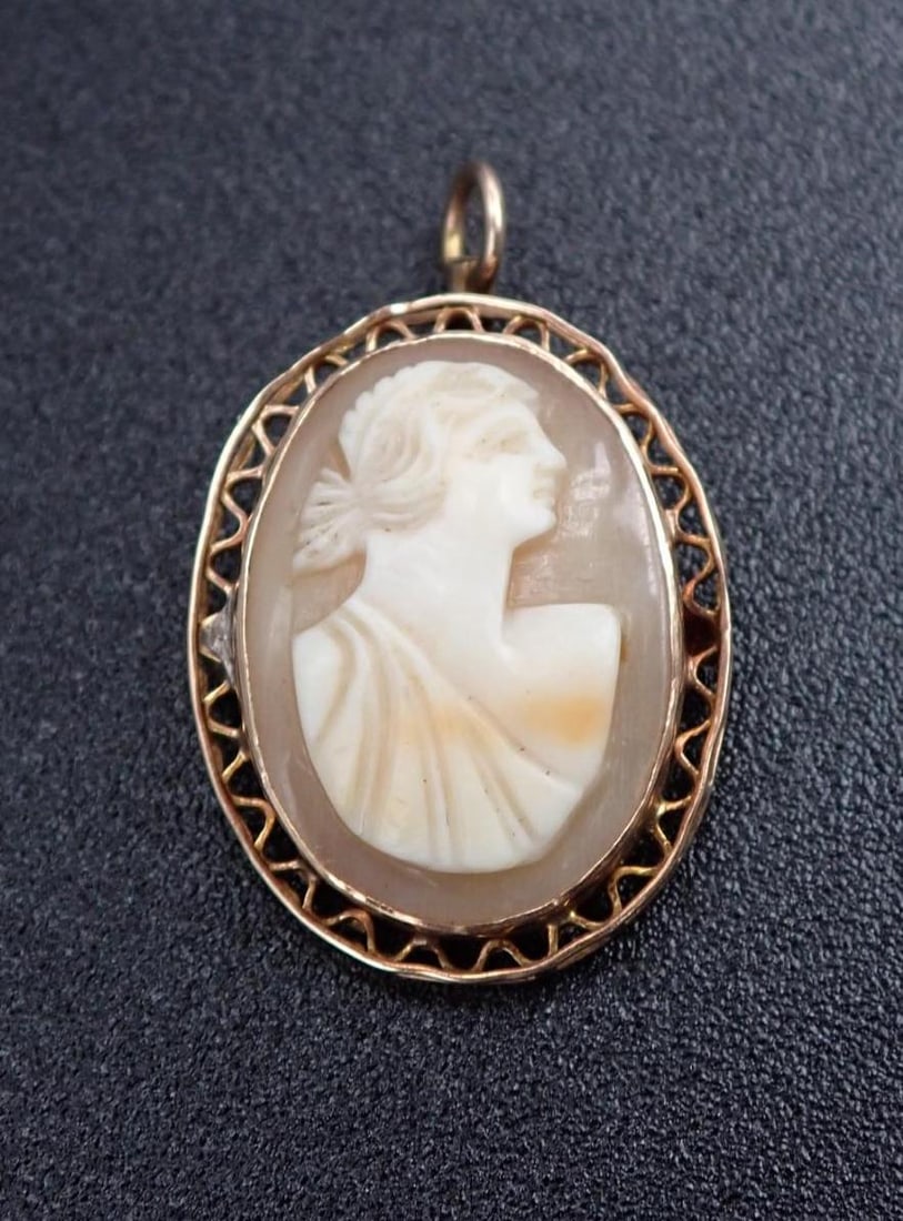 Antique Cameo Pendant in Gold Bezel: 21mm in length