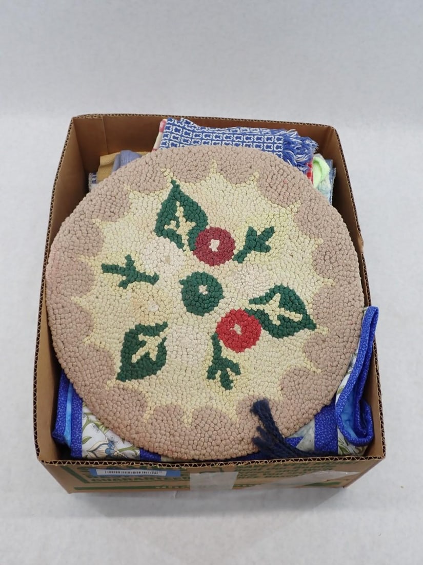 Box of Table Linens and Place Mats: Box of Table Linens and Place Mats