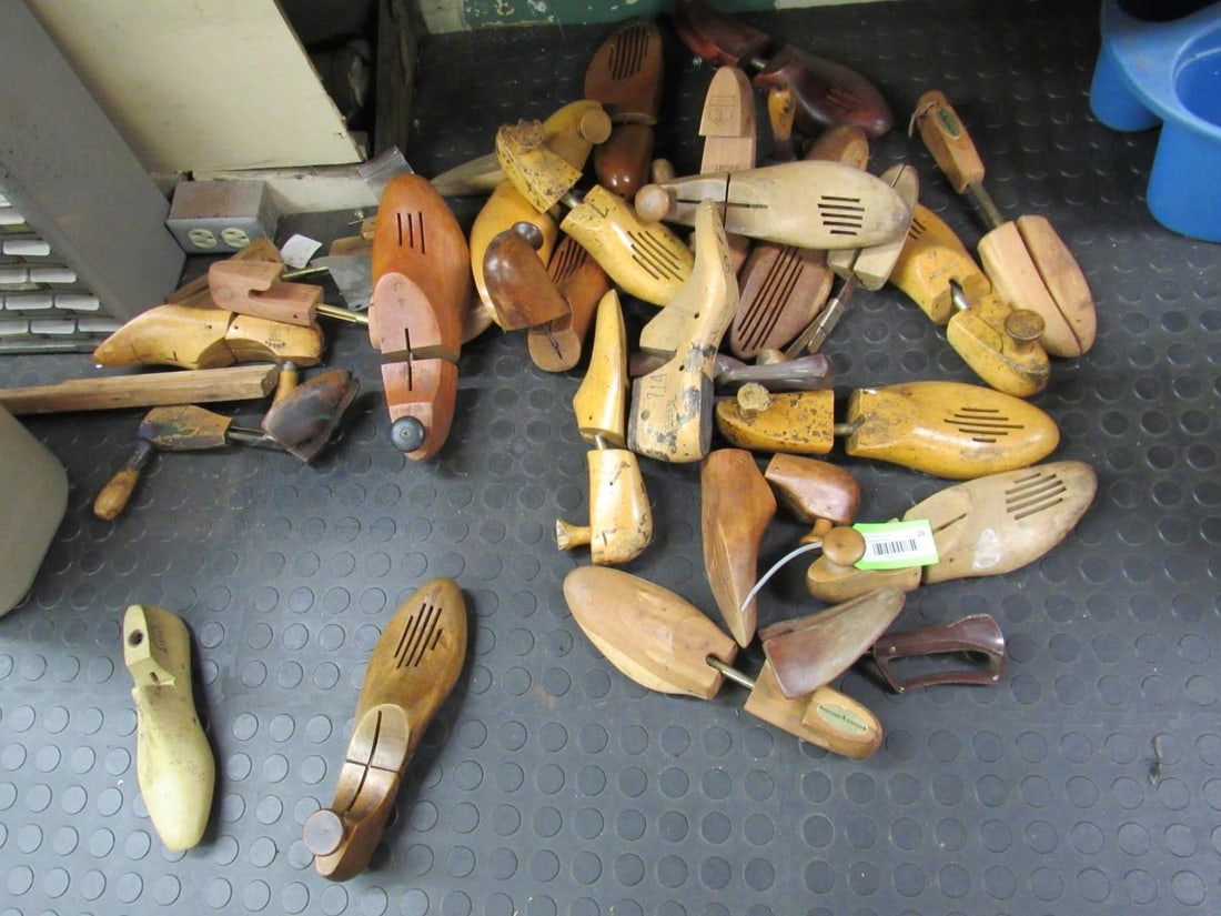 (82)+/- Wood Shoe Forms/Stretchers: (82)+/- Wood Shoe Forms/Stretchers