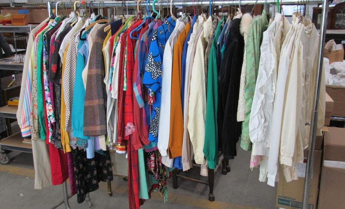 (75+) Articles of Vintage Women's Clothing (1 of 15)