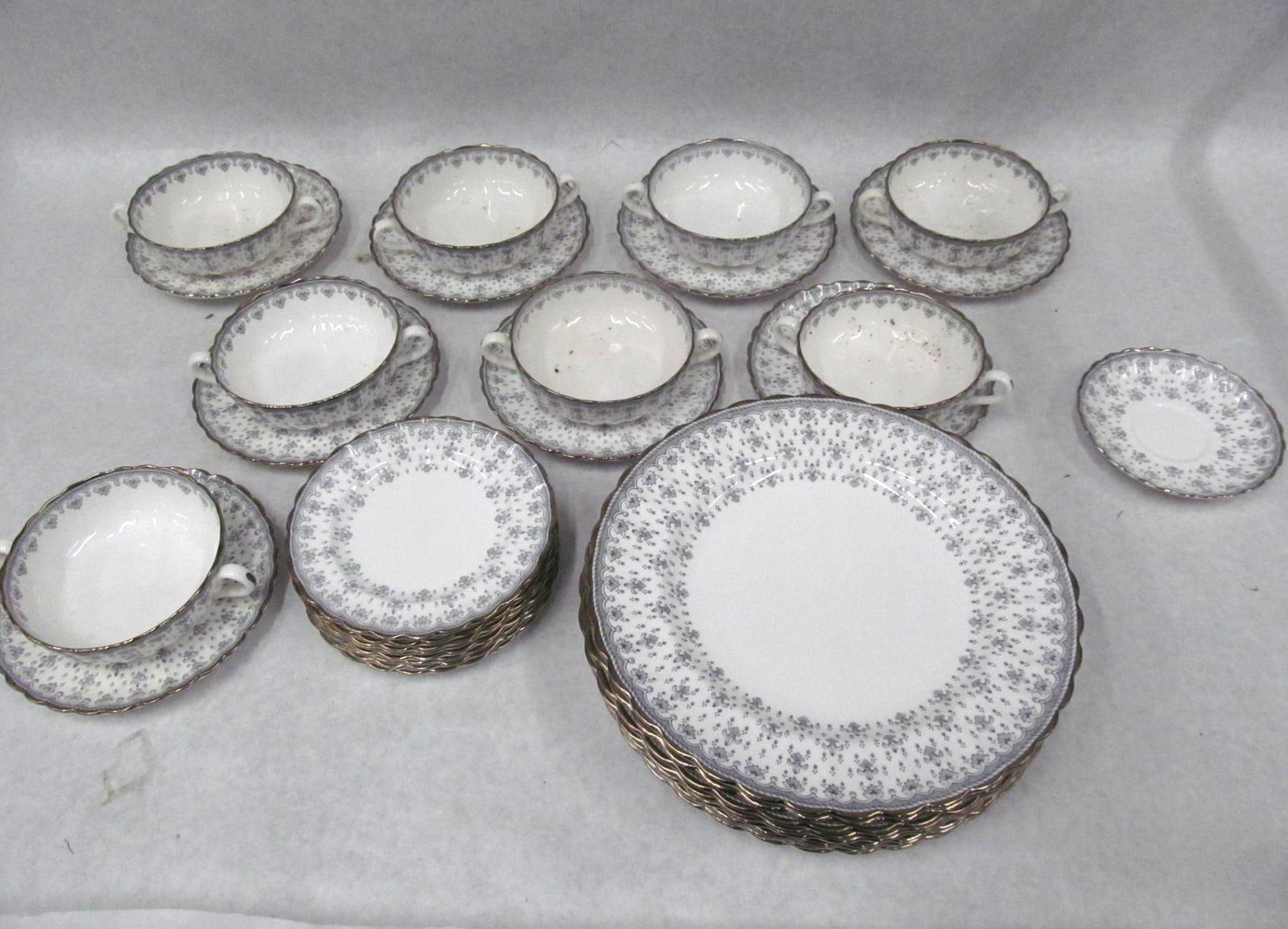 (Y715) Pattern Spode China: (9) dinner plates, (8) bread & butters, (8) cream soups w/ underplates