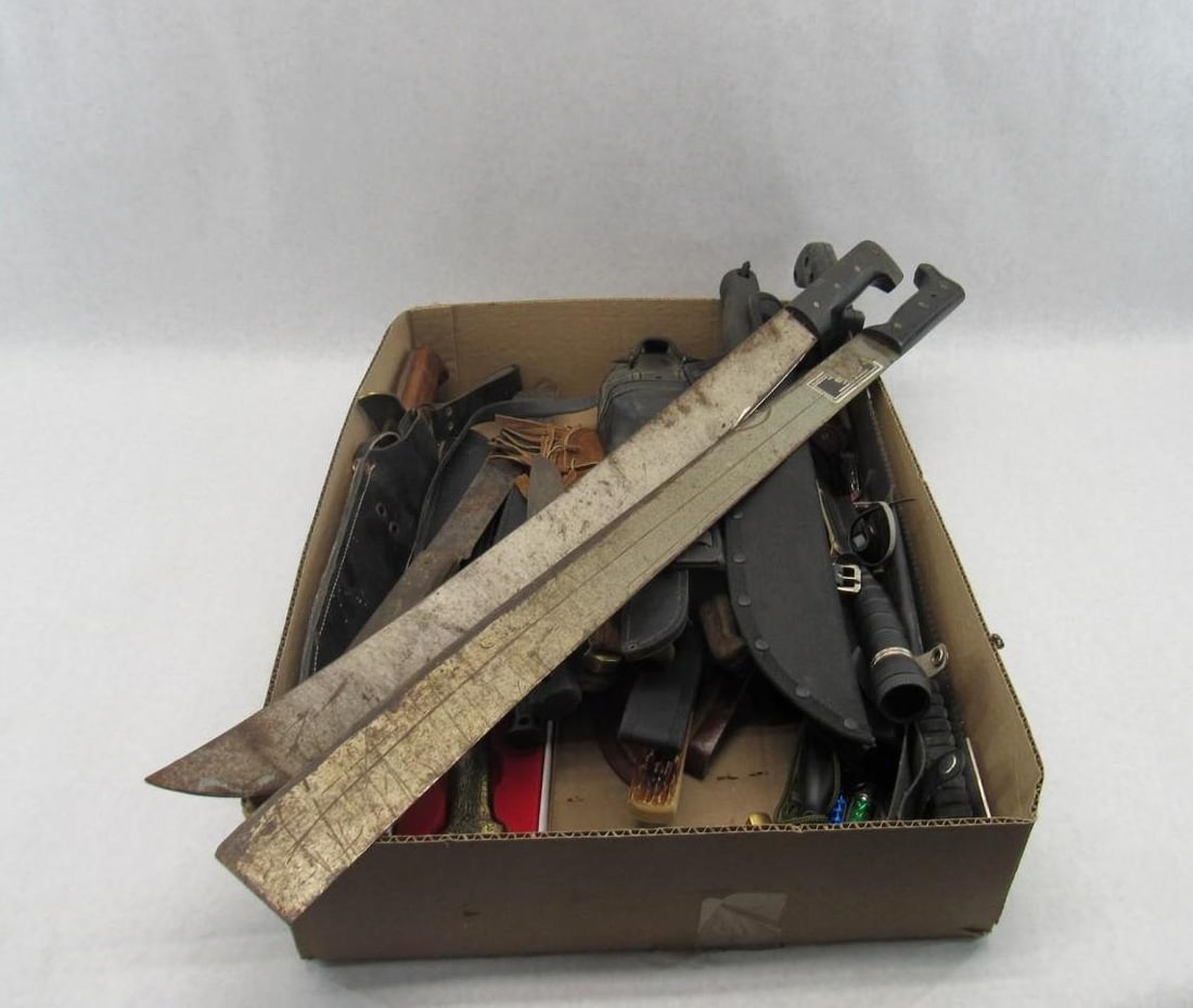 (40) Knives and Machetes: (40) Knives and Machetes 