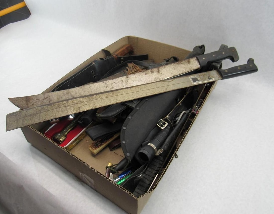 (40) Knives and Machetes - 3