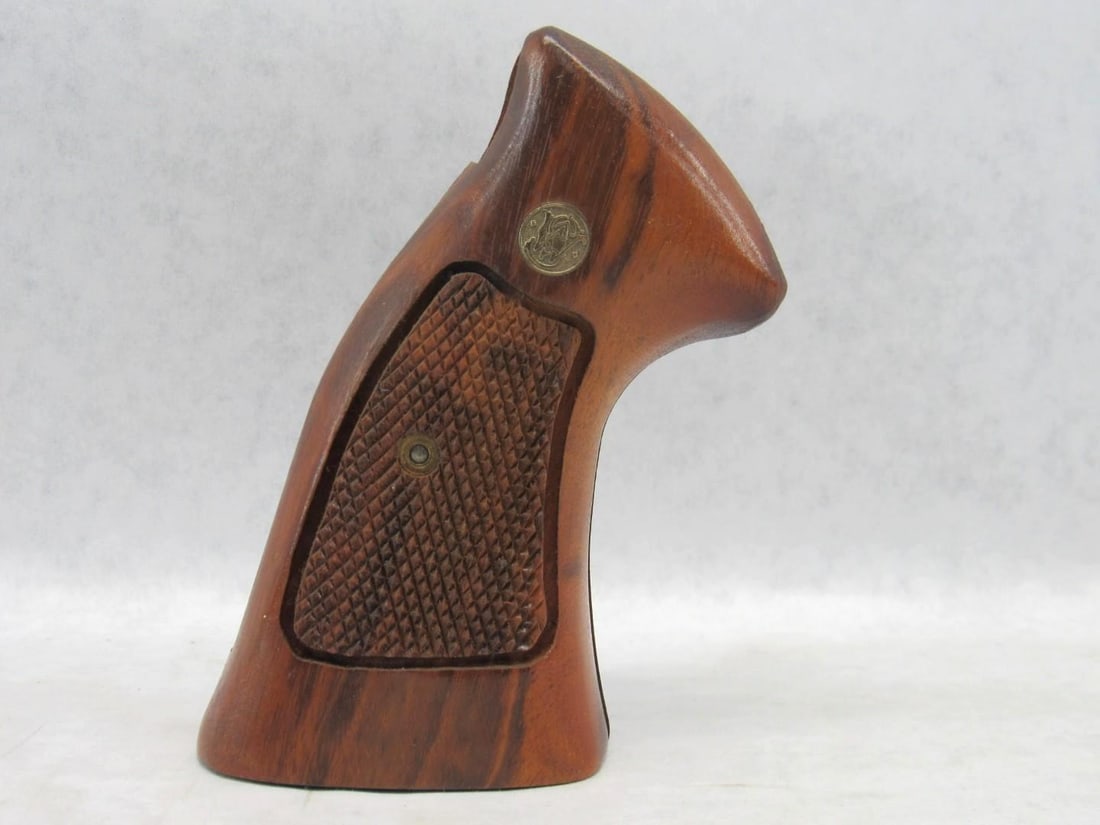 Smith & Wesson Large Frame Revolver Grips: with screw 
