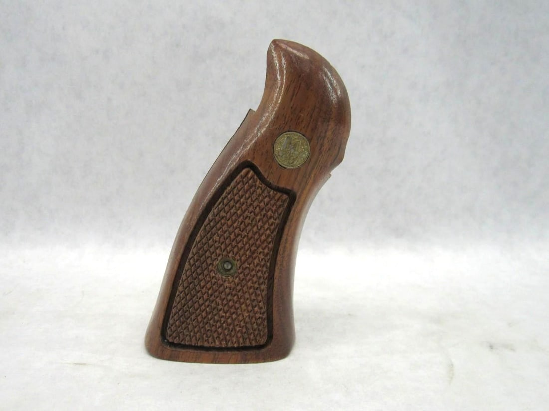 Smith & Wesson Revolver Grips: with screw