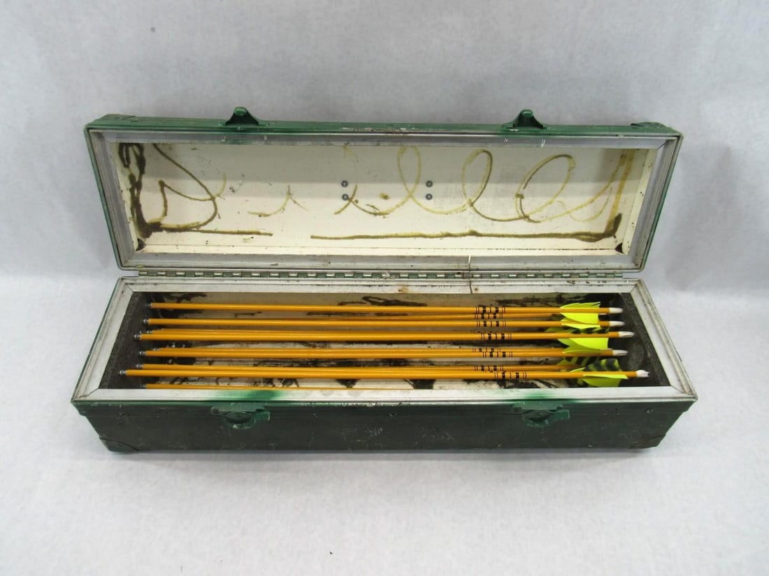 (12) Vintage Fiberglass Arrows in a Case: 26.5", some minor damage 