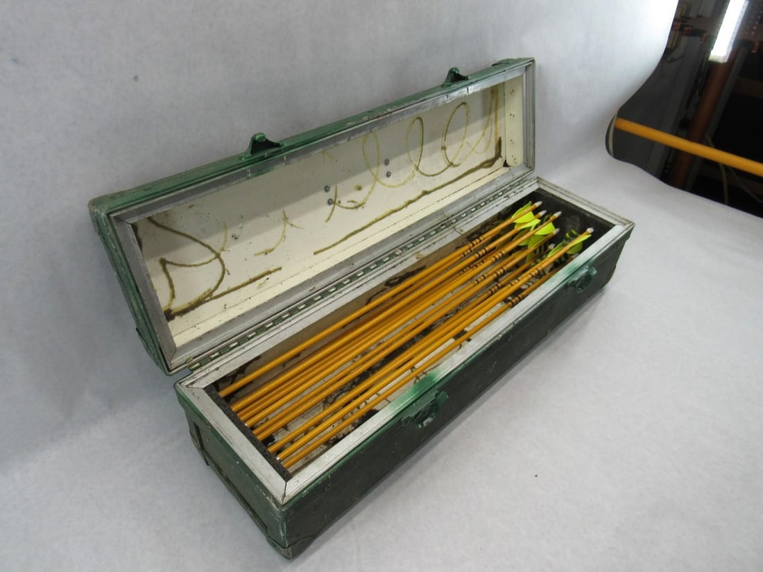 (12) Vintage Fiberglass Arrows in a Case - 3