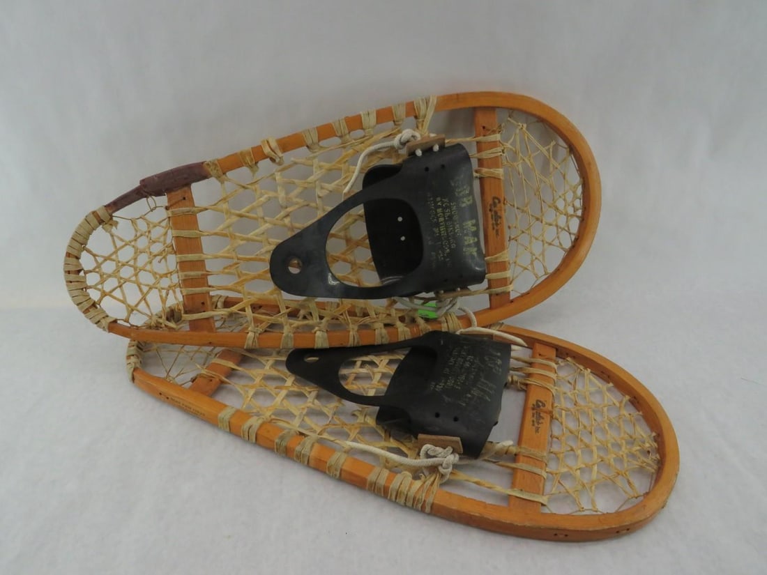 Cabela's Wood Snowshoes: 13" x 29", damage