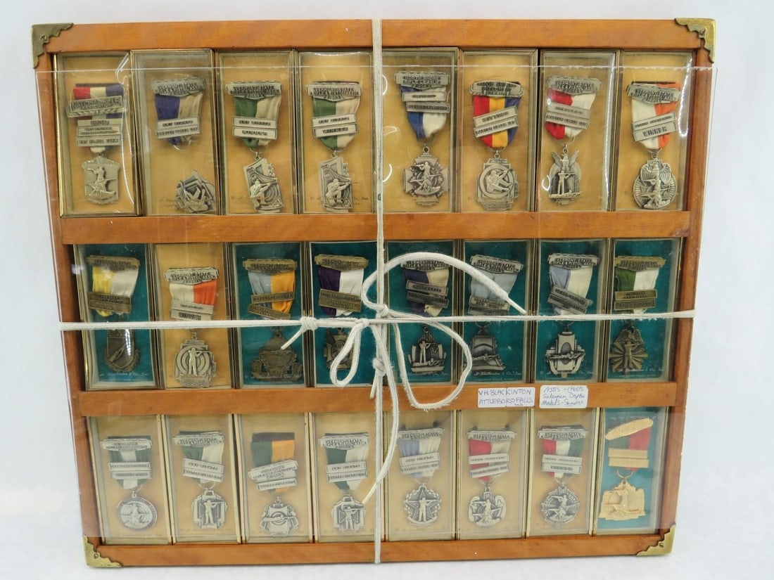 (28) Piece V.H. Blackinton Salesman's Shooting Medal Display: (28) Piece V.H. Blackinton Salesman's Shooting Medal Display 