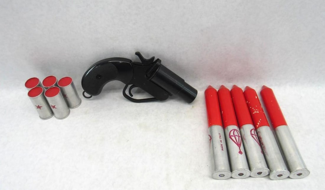 Flare Gun w/ Flares (1 of 6)