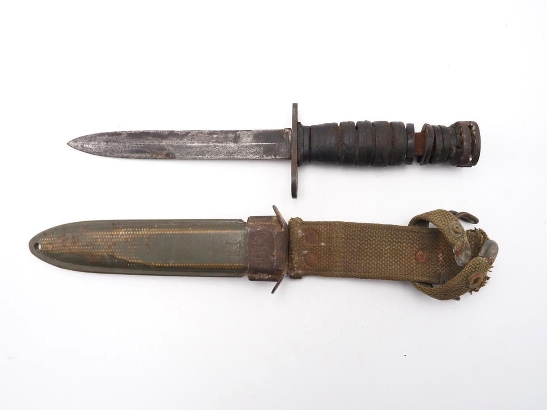 U.S. M4 Bayonet w/ U.S. M8 Sheath: 6.5" L blade