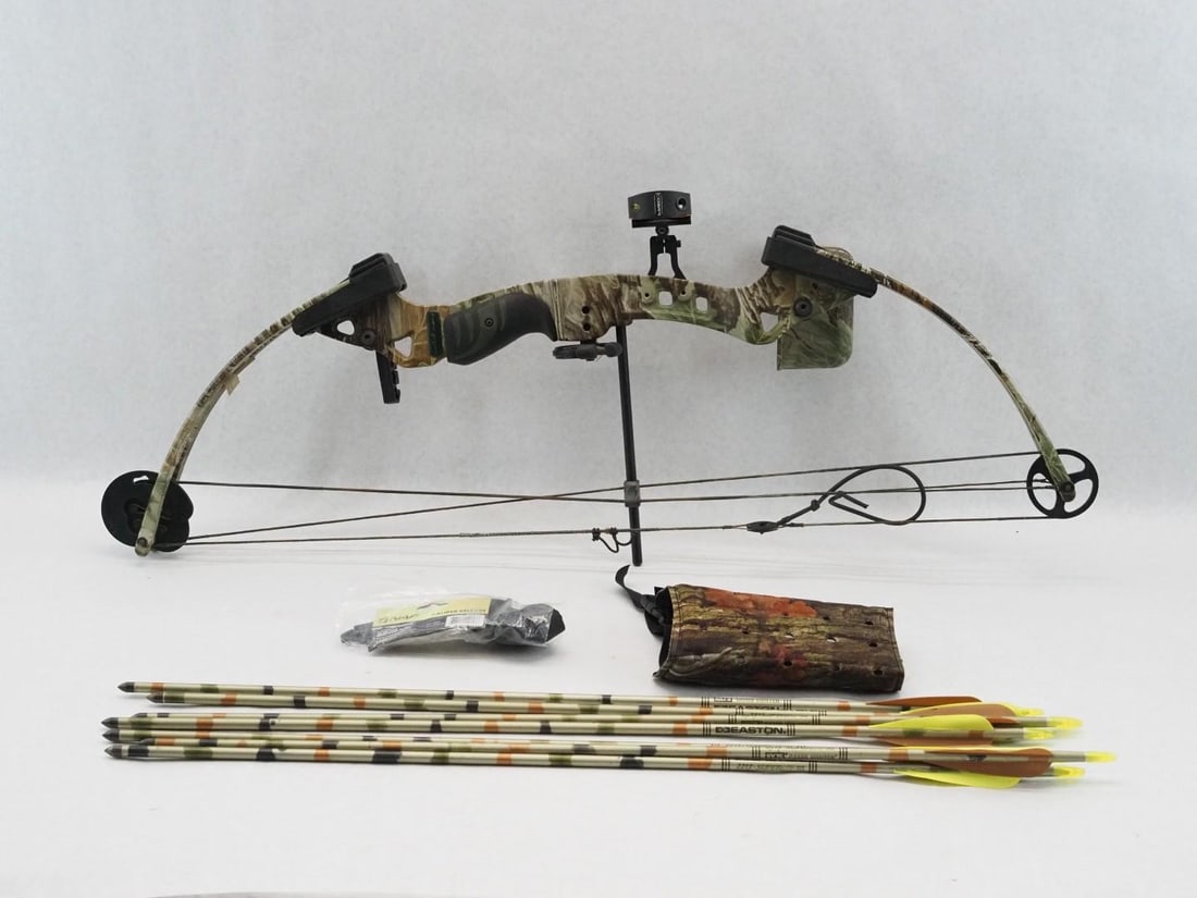 Fred Bear Compound Bow w/ Bag: 29", 70lbs, Incl. Bag and accessories