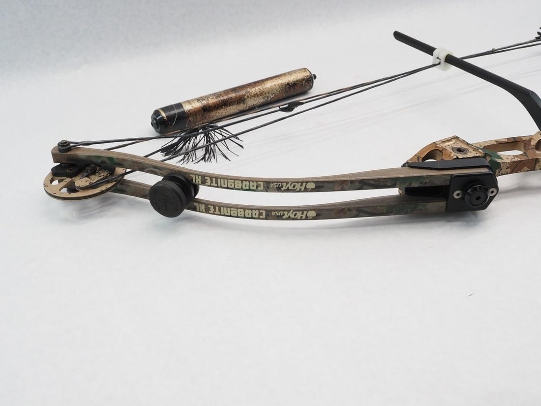 Hoyt Carbinite XL Compound Bow w/ Bag - 11