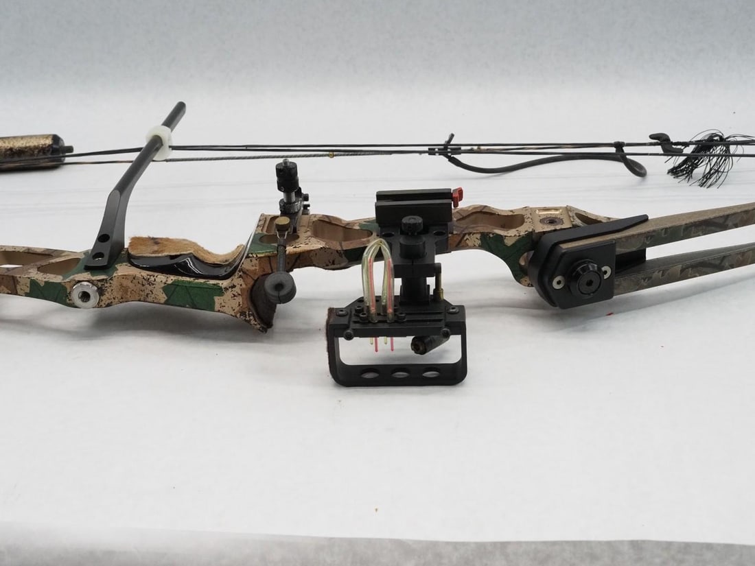 Hoyt Carbinite XL Compound Bow w/ Bag - 9