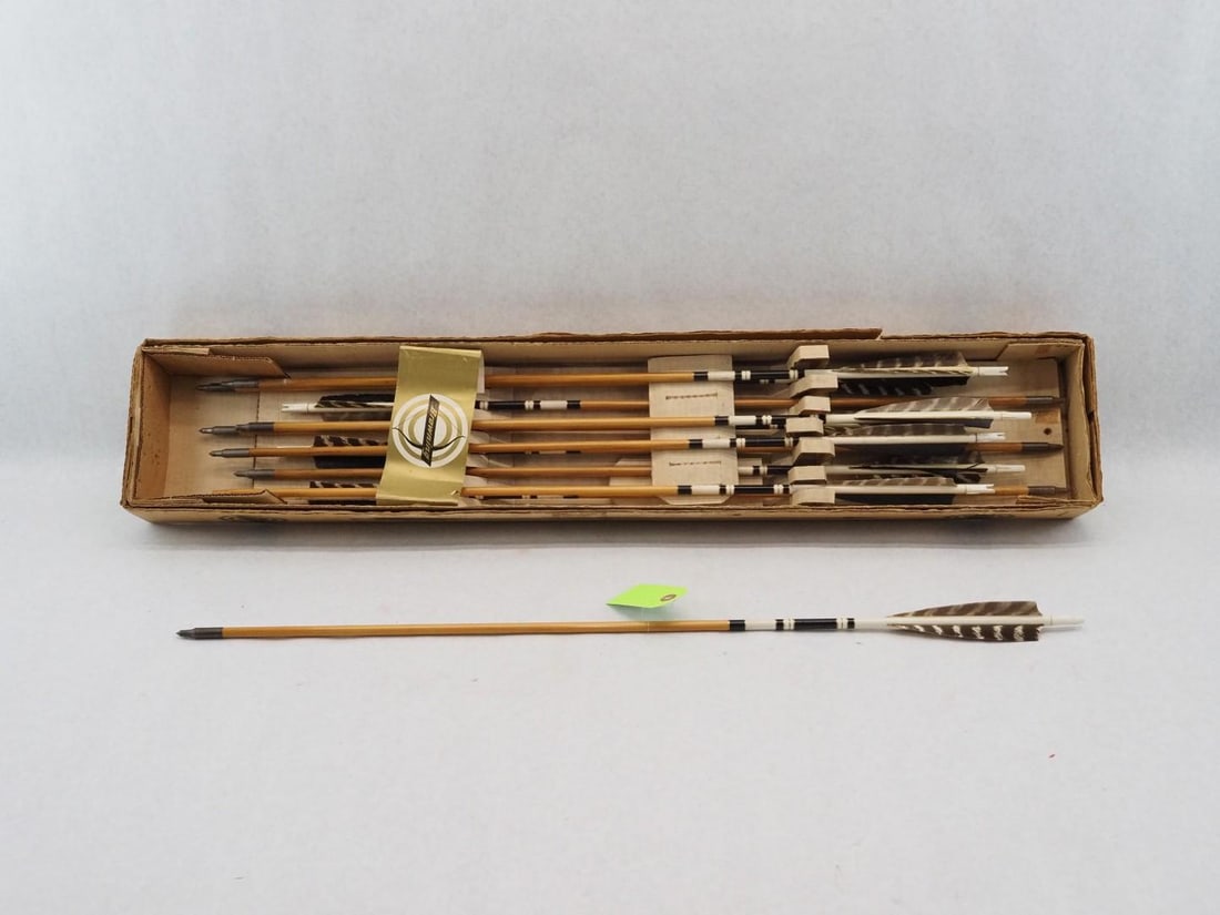 (11) Vintage Browning Wood Arrows in the Box: (11) Vintage Browning Wood Arrows in the Box 