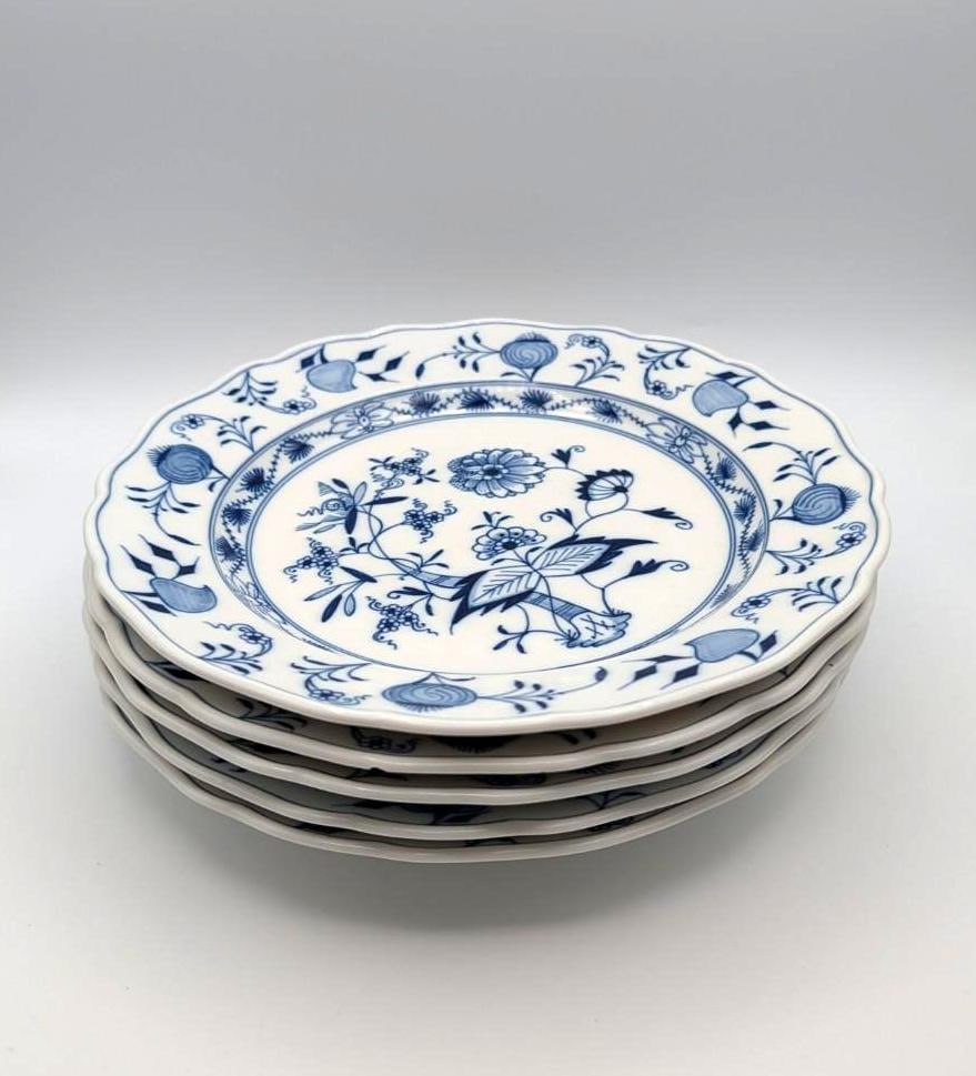 (5) Meissen Onion Pattern Plates: 9.75" in daimeter; a couple of minor chips 