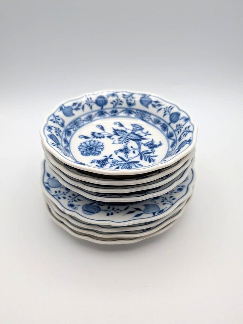 (8) Meissen Onion Pattern Articles: (4) bowls, 5.5" in daimeter; (4) plates, 6.25" in diameter; a couple of minor chips 