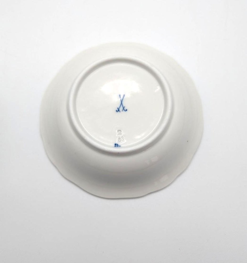 (8) Meissen Onion Pattern Articles - 9