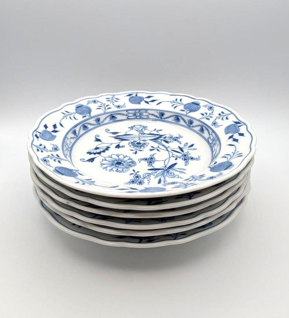 (6) Meissen Onion Pattern Bowls: 8.75" in daimeter; a couple of minor chips 