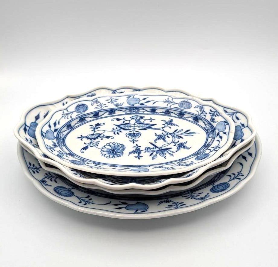 (4) Meissen Onion Pattern Articles: 11.125" x 8.125"; (2) 10.325" x 7.125"; 8.875" x 6"; a few minor chips; the smallest piece mended 