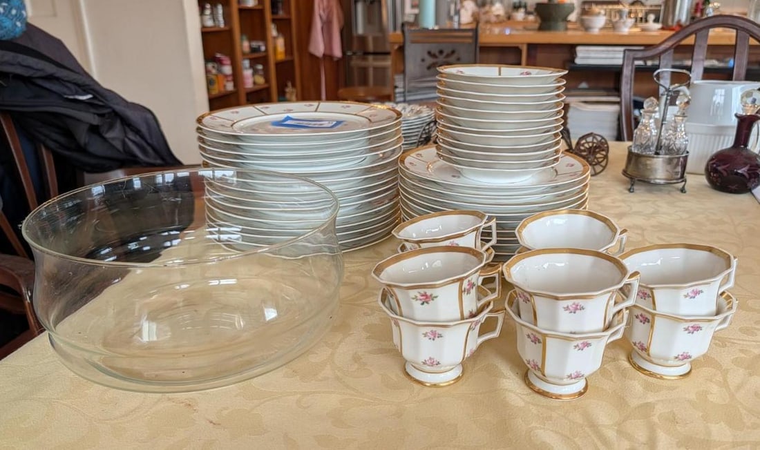 (48) Piece Limoges Avenir China Service: (14) plates, 9.75"; (12) plates, 8.5"; (10) tea cups; (12) saucers; a few minor imperfections 