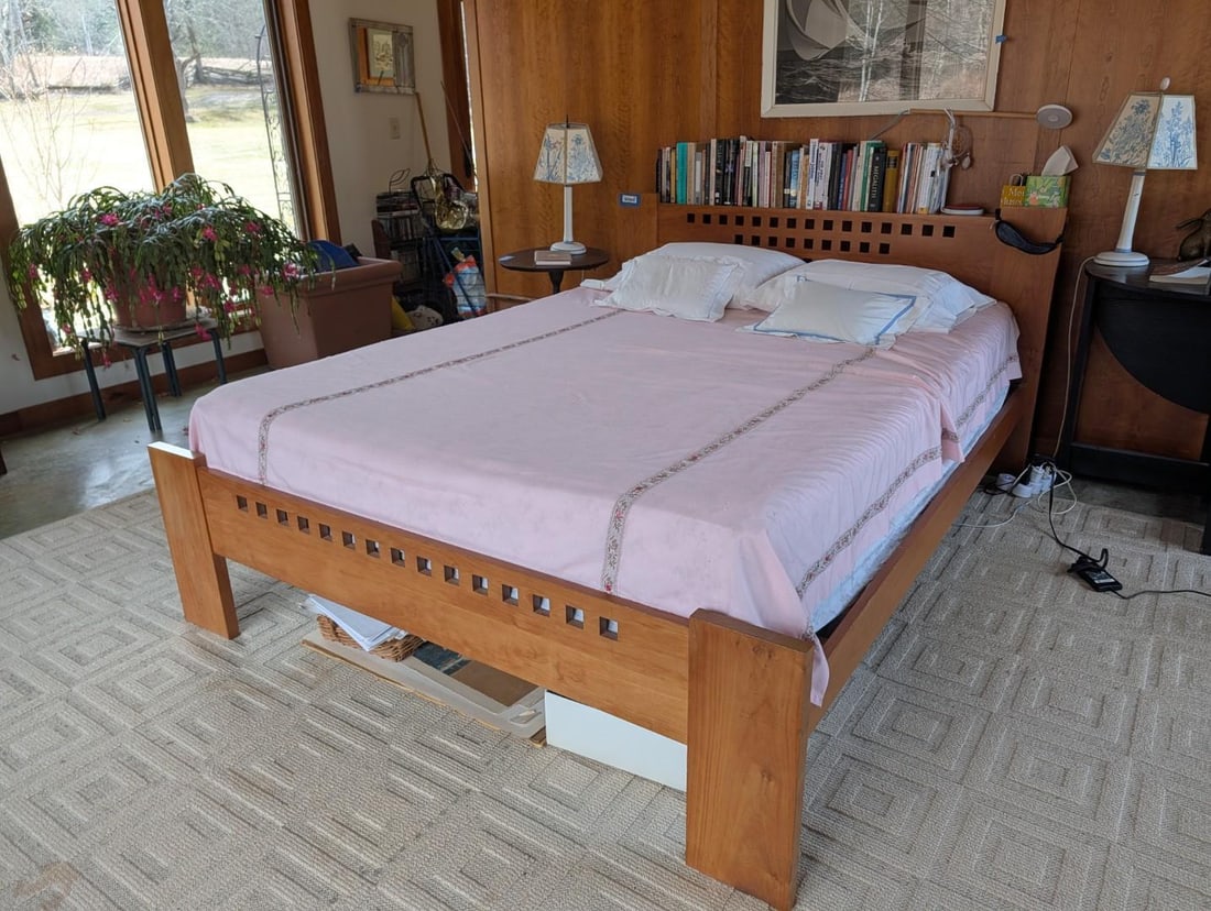 Charles Webb "Design Research" Cherry Queen Size Bed: oav. 65.5" x 90" x 36" (headboard) x 12" (bed height)