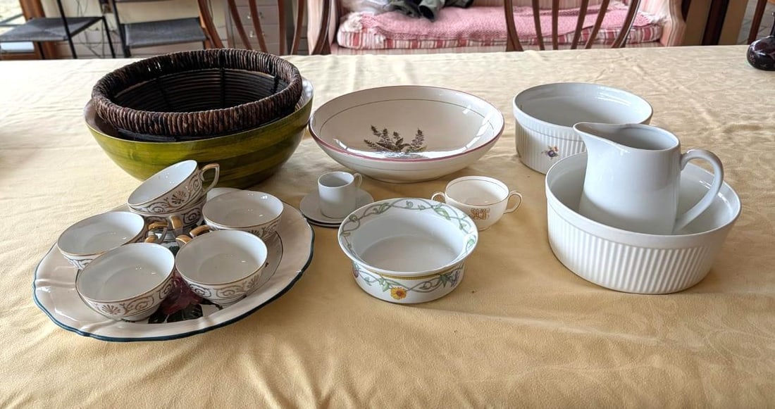 (18) China, Pottery & Serving Articles (1 of 7)