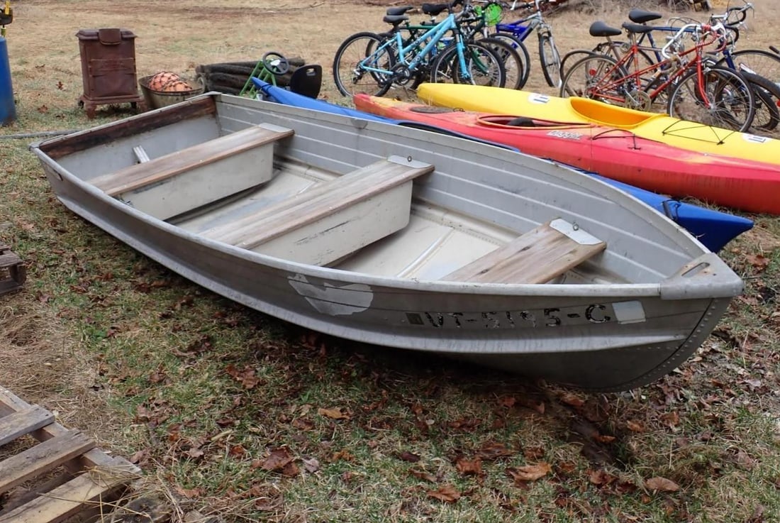 11 1/2' SeaKing Aluminum Boat: Location: Backyard 