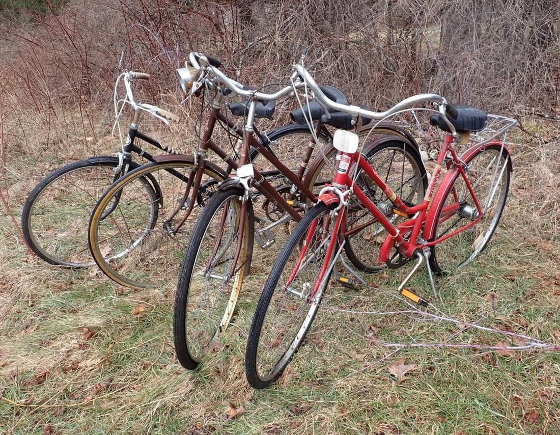 (4) Vintage Womens Bikes: incl. (2) Roughly, Sprite 27, Sport, Columbia, Sears, Location: Backyard 