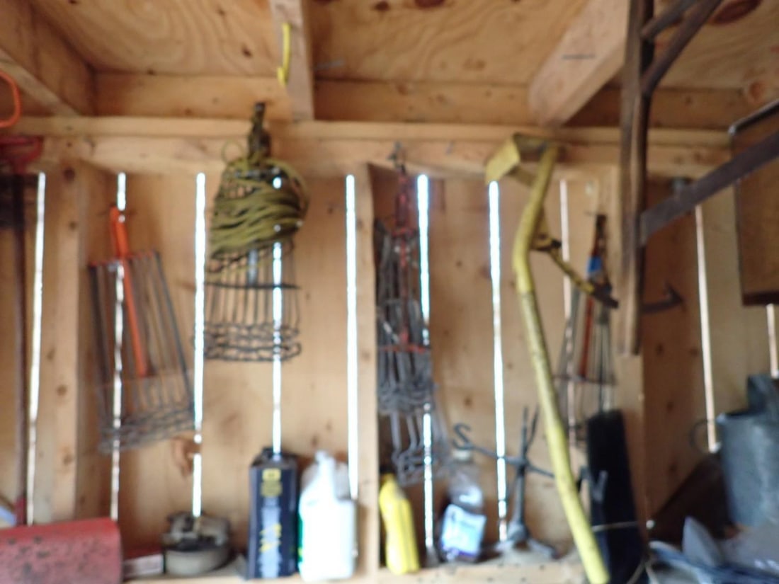 Picking Rights of Gambrel Style Toolshed (1 of 19)