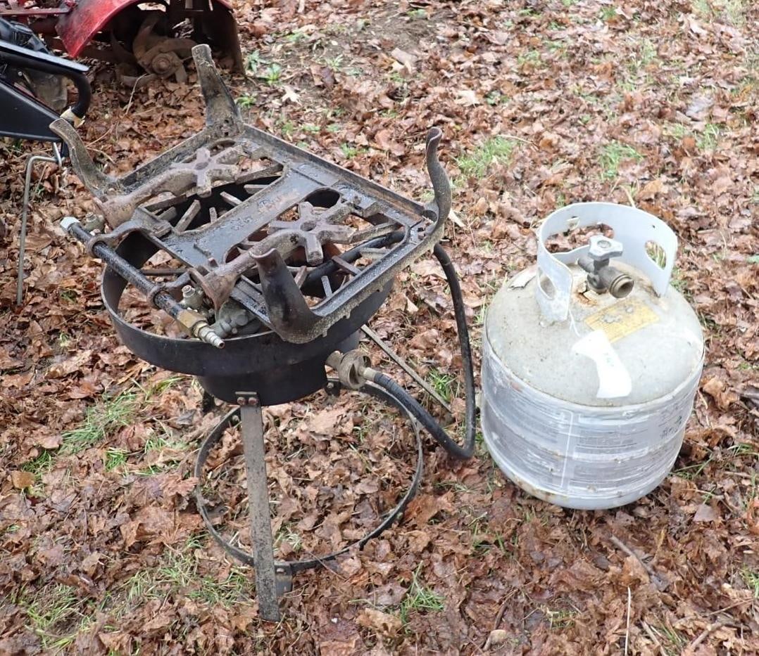 (2) Propane Ranges: 1-burner & 2-burner, includes full propane tank, Location: Backyard Tool Shed 