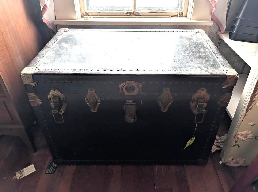 Antique Steamer Trunk: 32" x 20" x 23" 
