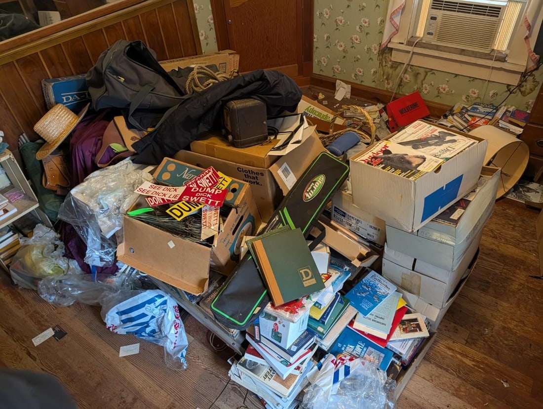 Remaining Contents of Room (1 of 10)