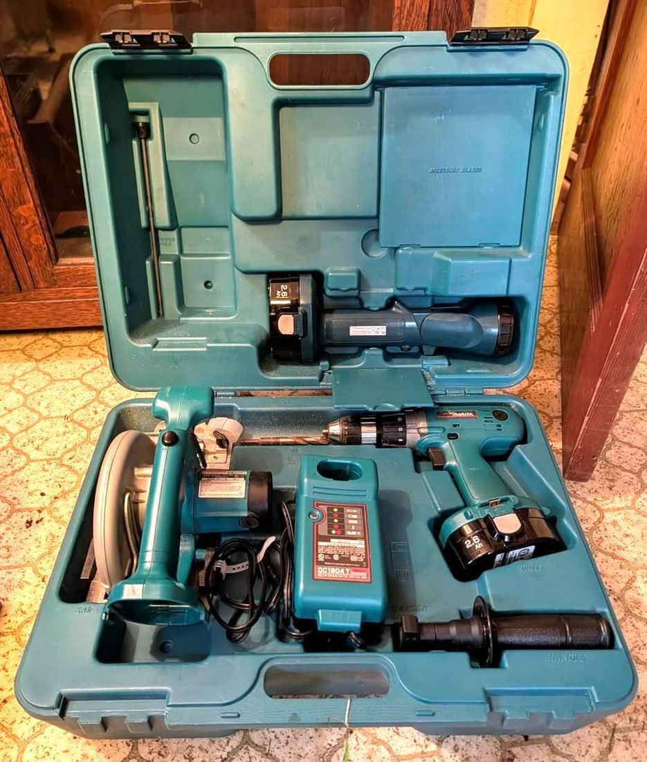 Makita 18v Cordless Tool Kit in Case: circular saw, drill, flashlight, batteries & charger 