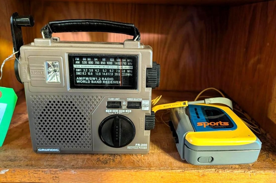 Sony Sports Walkman & Hand Crank Radio (1 of 8)