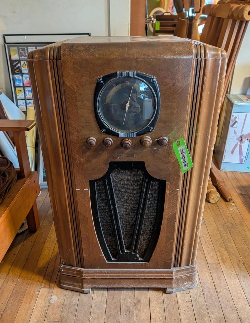 Antique Imperial Cabinet Radio (1 of 8)