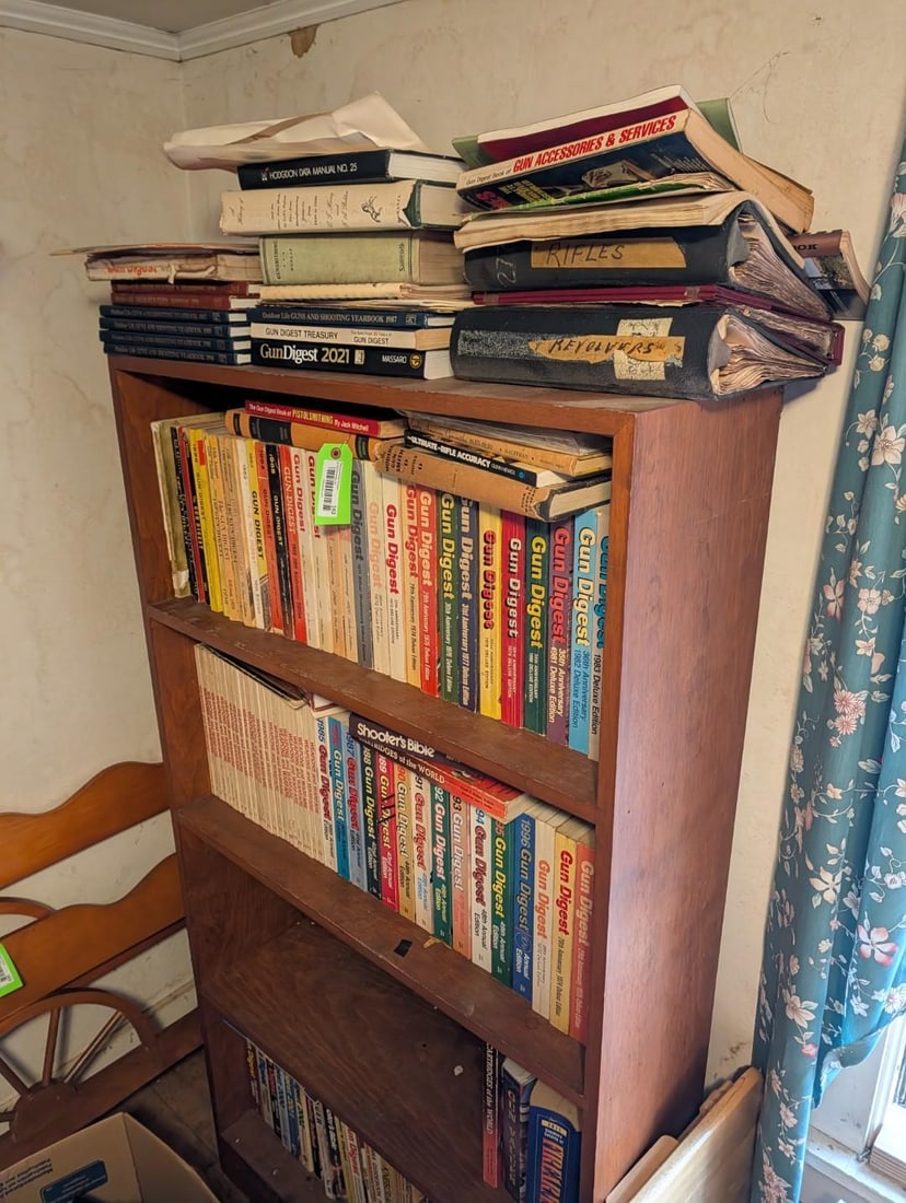 (4) Shelves of Gun Digest & Other Sporting Related Text: (4) Shelves of Gun Digest & Other Sporting Related Text 