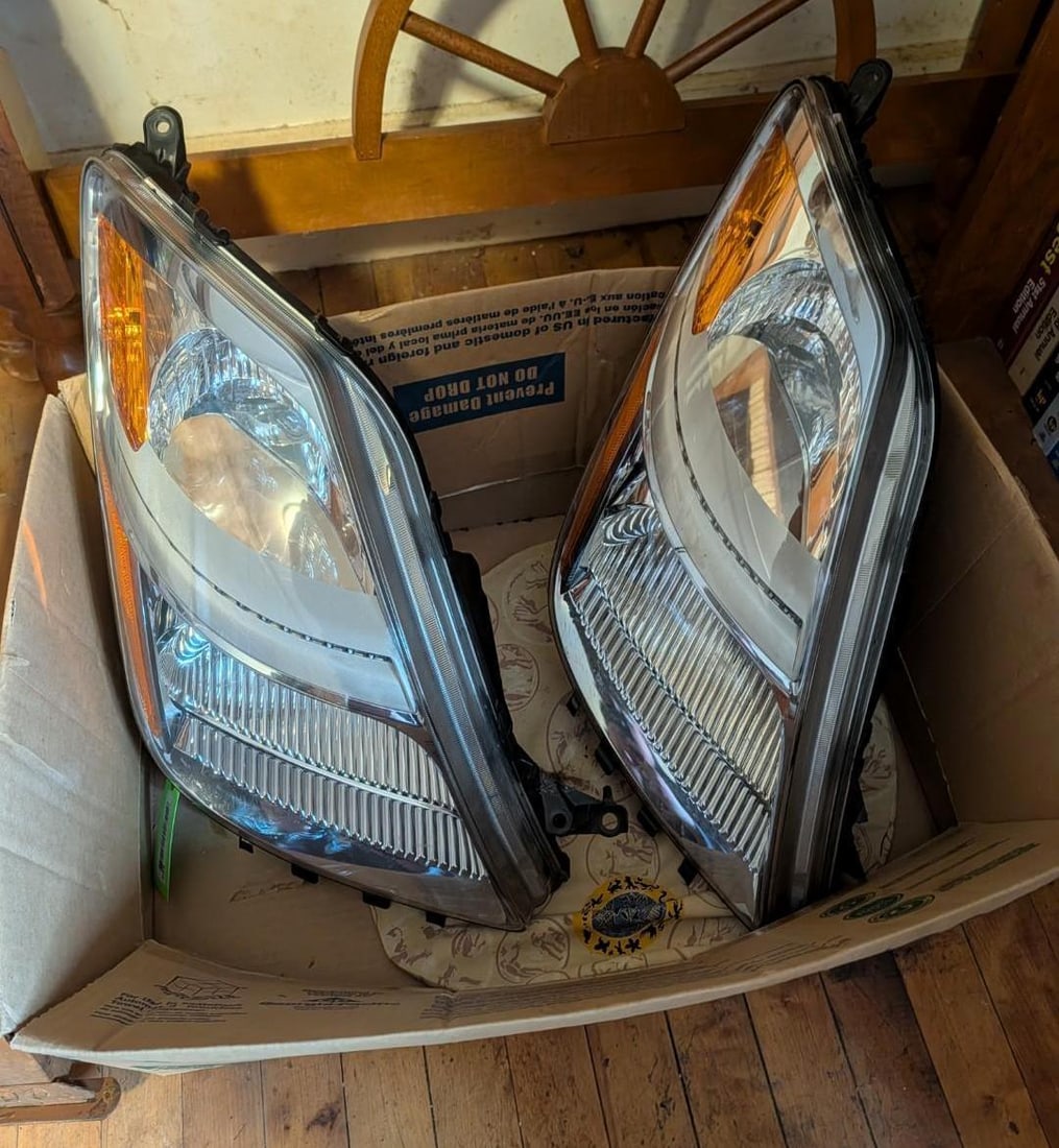 (2) Toyota Prius Headlight Assemblies: (2) Toyota Prius Headlight Assemblies 