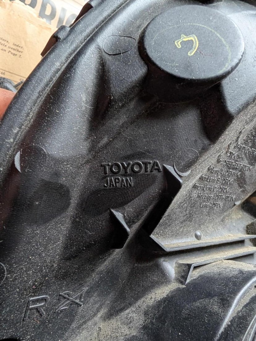 (2) Toyota Prius Headlight Assemblies - 3