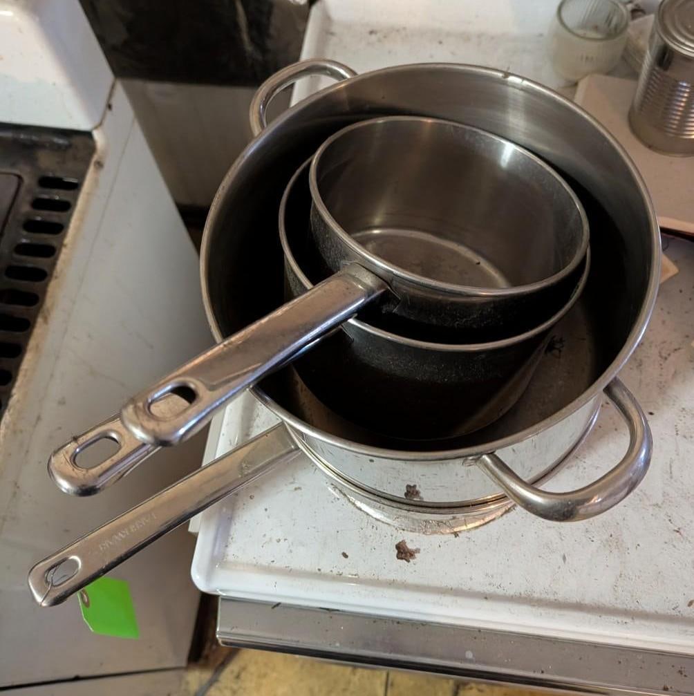 (4) Farberware SS Pots/Pans: (1) lid; skillet & largest pot is 9.5" dia 
