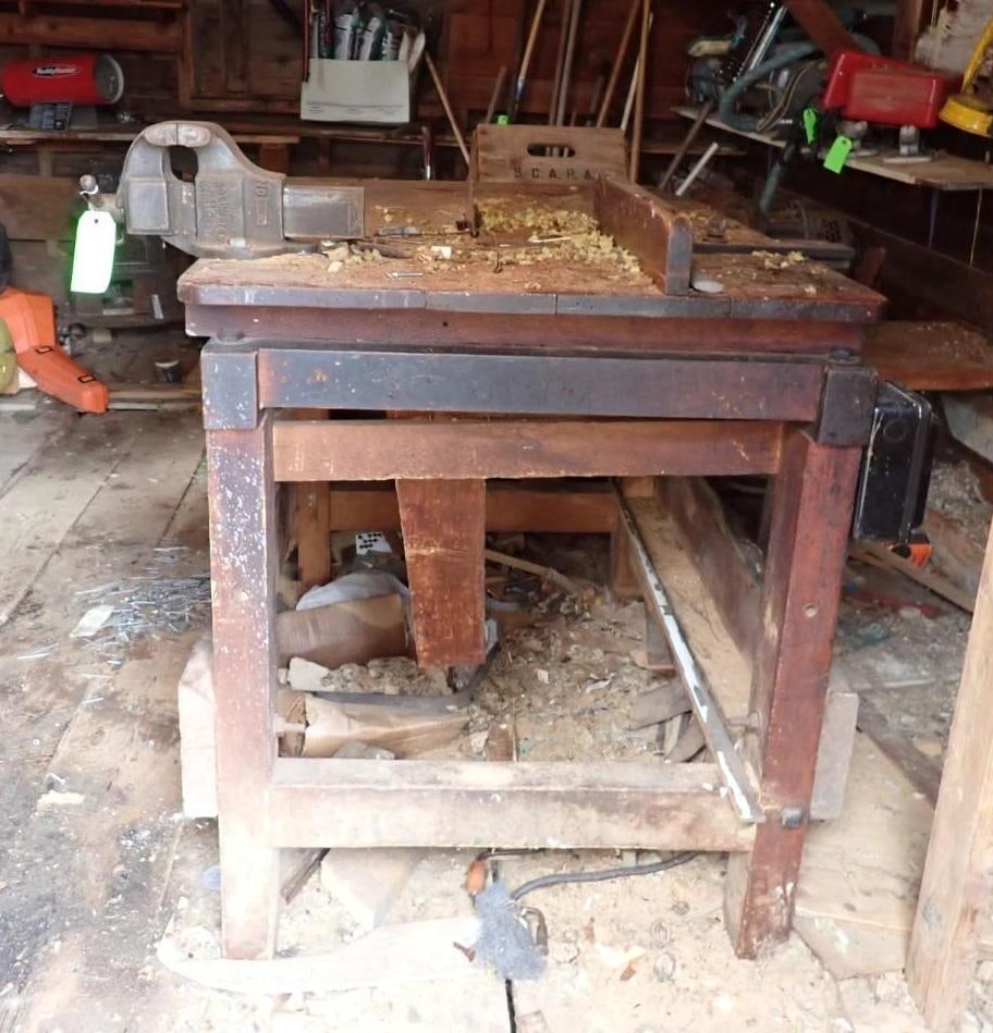 Wood Work Bench w/ 3" Vise & Built-In Circular Saw (1 of 10)