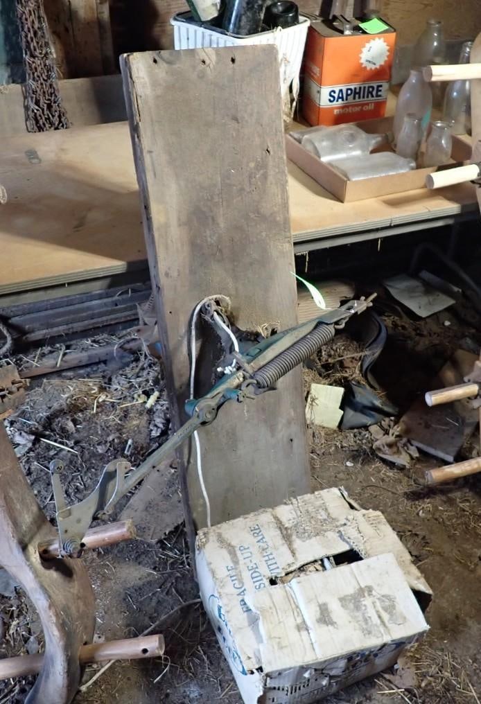 Antique Western Clay Launcher: incl. some clay targets 