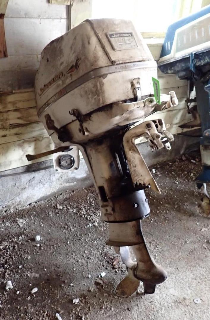 Vintage Johnson Super Seahorse 35HP Outboard Motor (1 of 9)