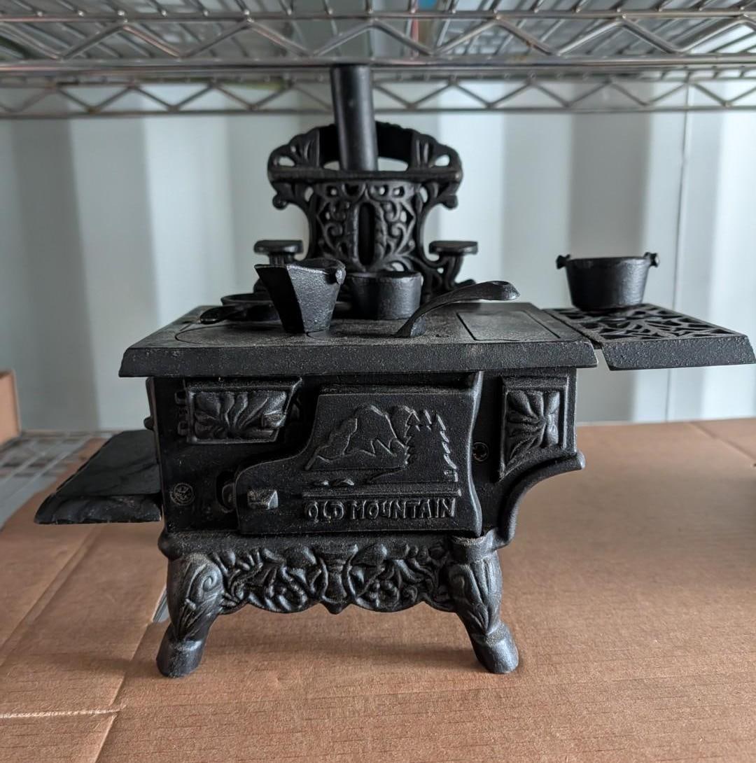 Reproduction Cast Iron Childrens Stove (1 of 8)