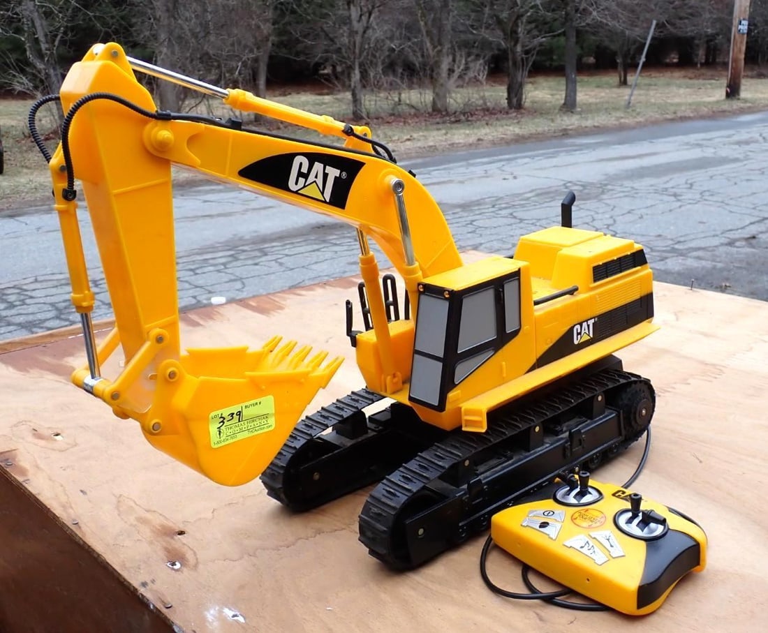 Toy Store RC Excavator (1 of 7)