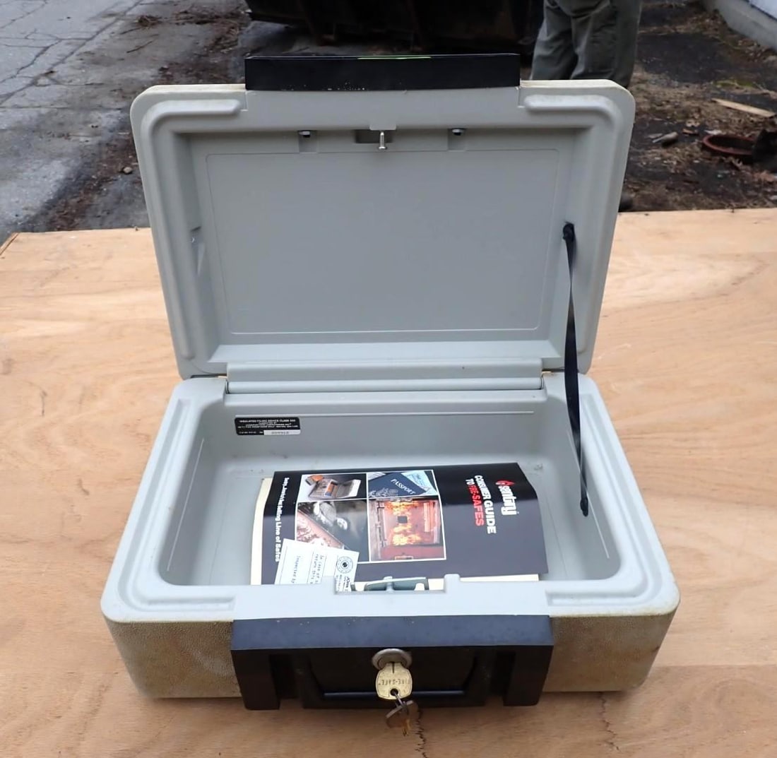 Sentry 1100 Safe (1 of 7)