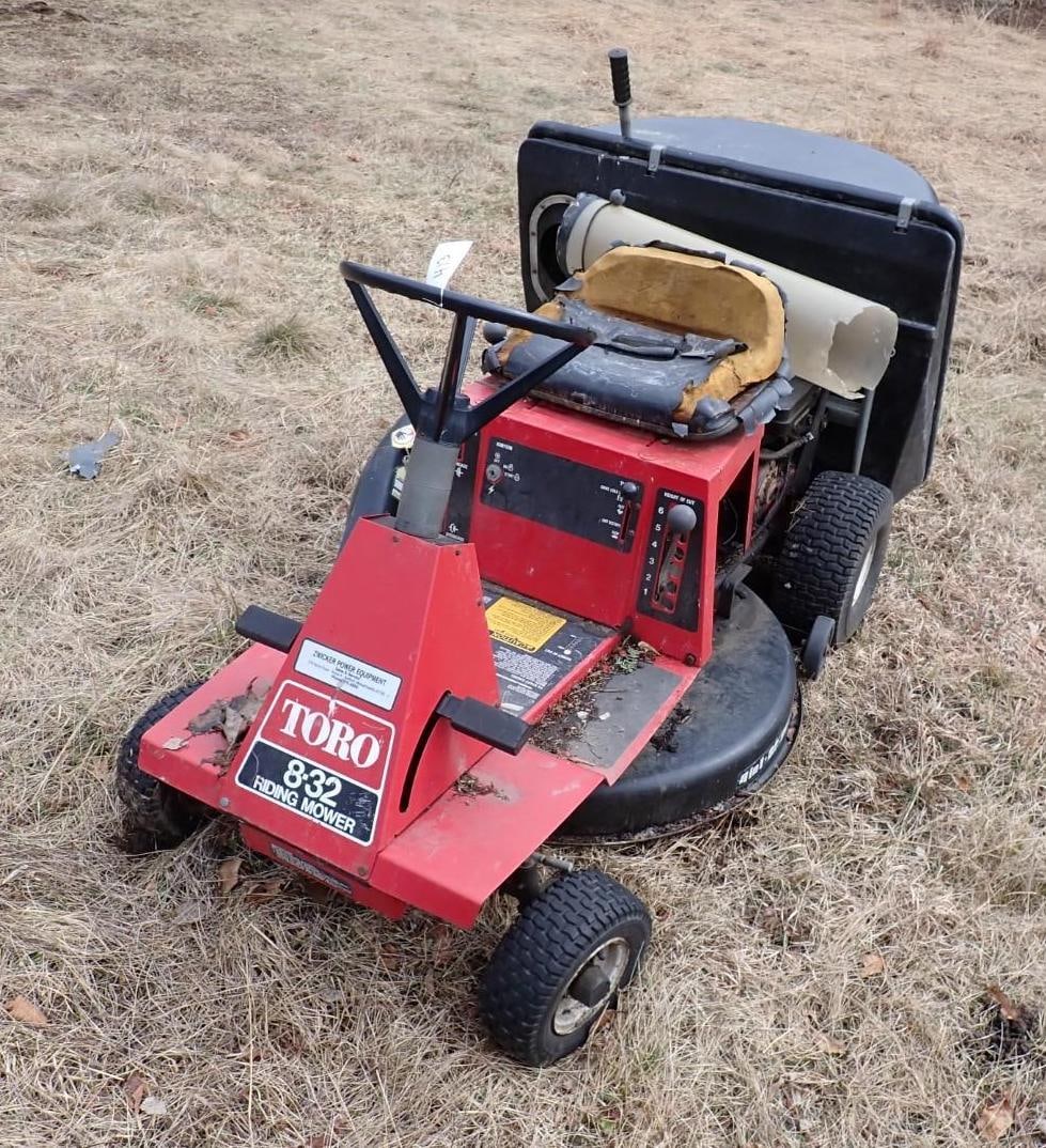 Toro 8-32 Riding Mower w/ Bagger: Condition Unknown 