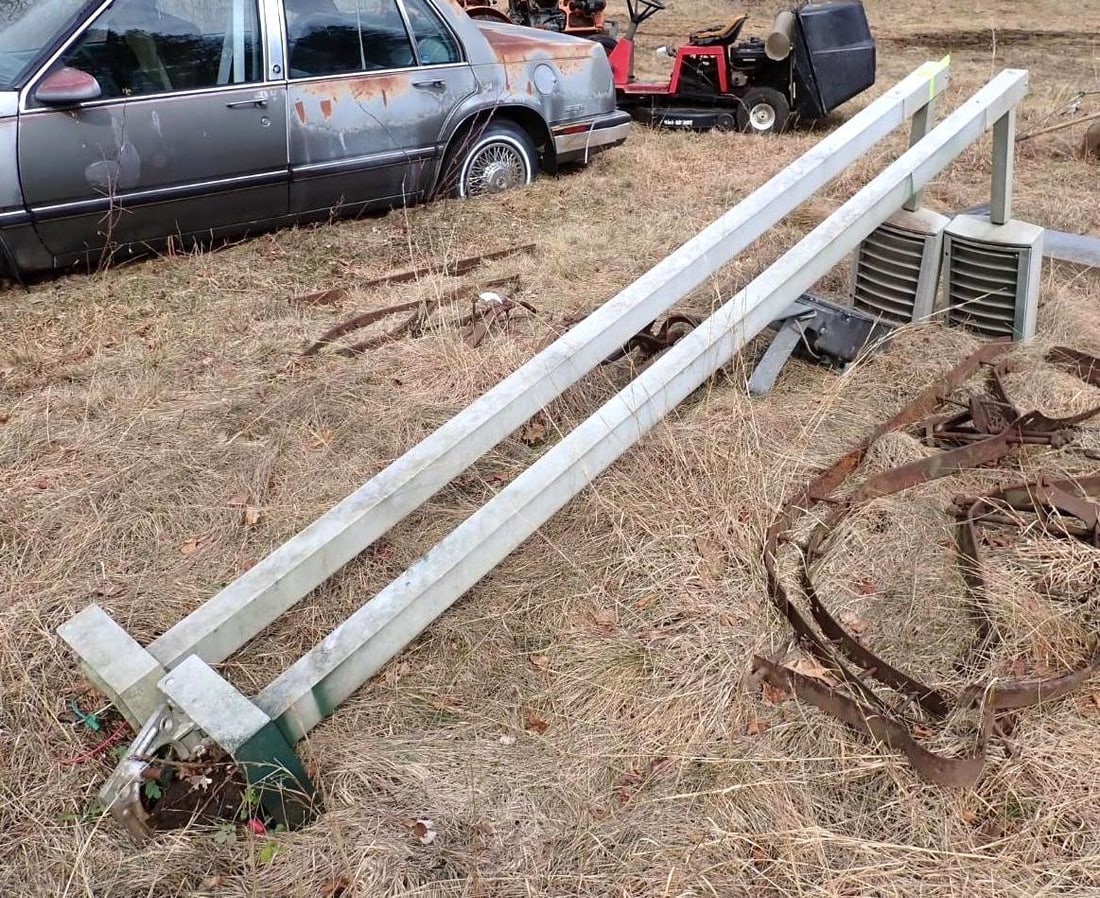 (2) Aluminum 10 Lamp Posts: (2) Aluminum 10 Lamp Posts 